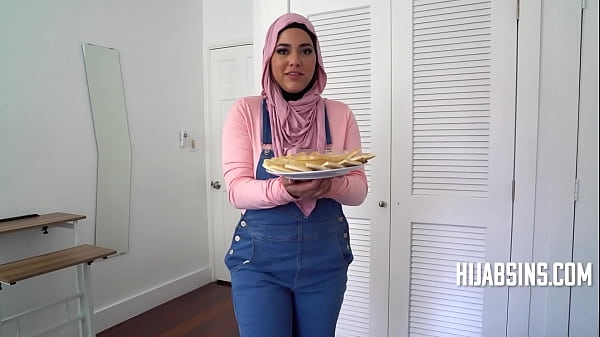 Cewek Berjilbab Bertubuh Montok Kasih Perawannya Di Atas Piring – Pov